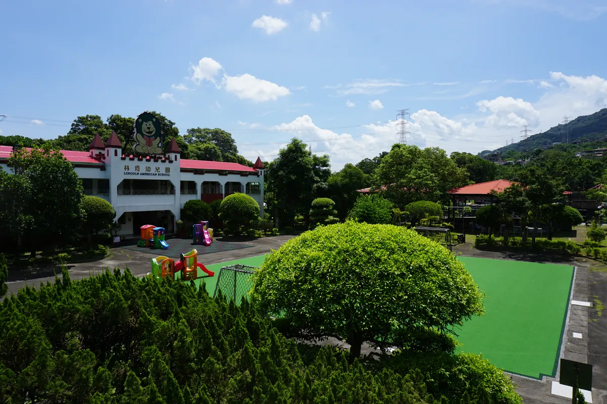 玫瑰校區戶外遊戲場與草地